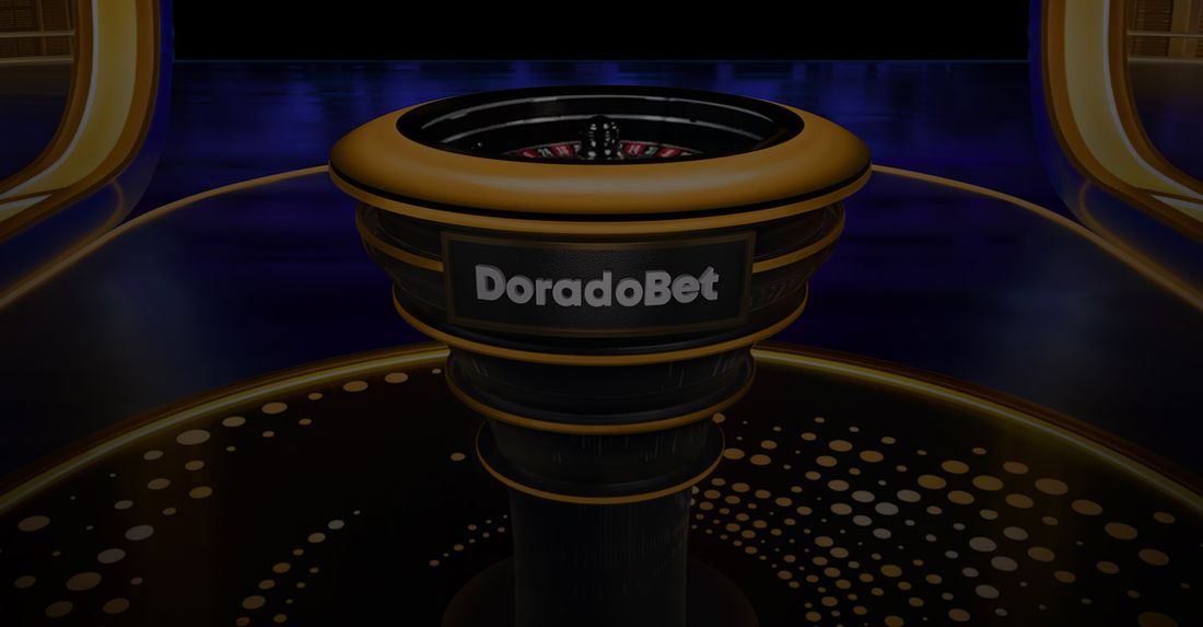 Estudio de casino en vivo con una ruleta sobre un pedestal con el logo de DoradoBet